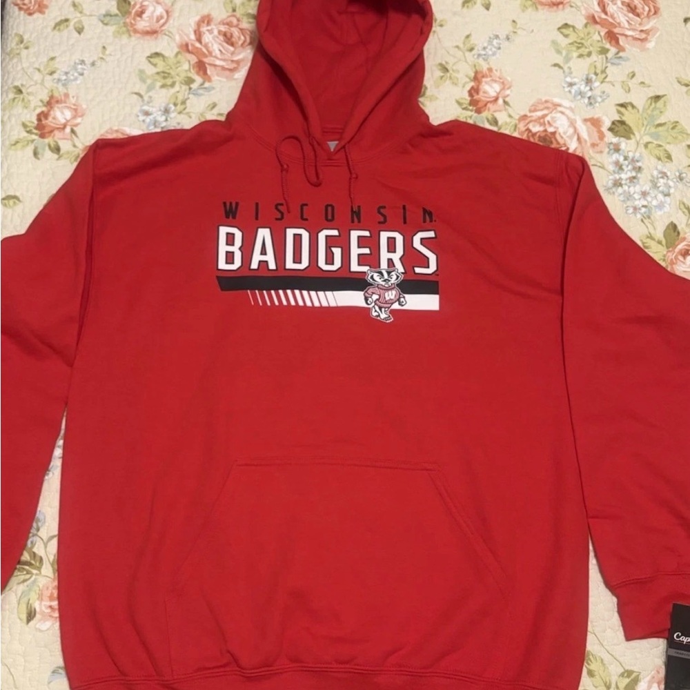 Wisconsin Badgers NWT Hoodie Mens Large Red Captivating Drawstring Pockets